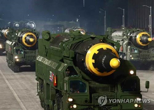 북한 노동당 창건 75주년 열병식에 등장한 IRBM(중장거리탄도미사일)인 화성-12형의 모습.   [노동신문 홈페이지 캡처]